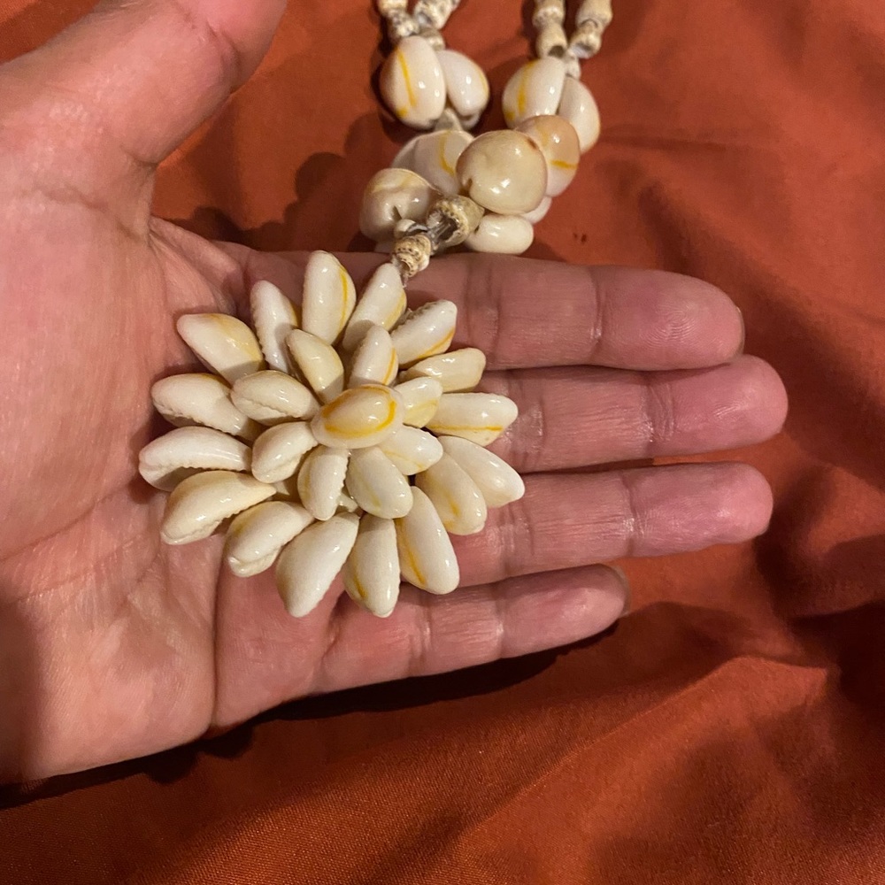 Beautiful Necklace made of shells - Picture 10 of 14